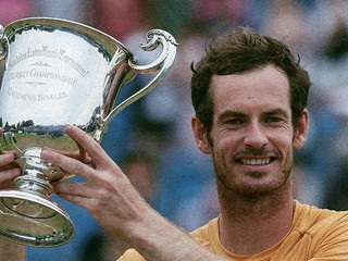 Andy Murray po zisku trofeje v Surbitone. 