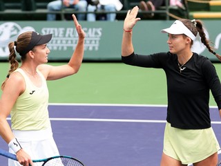 Olivia Nichollsová (vľavo) a Tereza Mihalíková na turnaji v Indian Wells 2025.