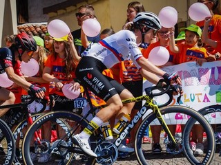 Cyklistka Viktória Chladoňová v drese majsterky Slovenska. 
