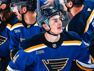 Dalibor Dvorský oslavuje prvý gól v NHL.