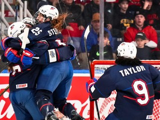 Americké hokejistky oslavujú titul.