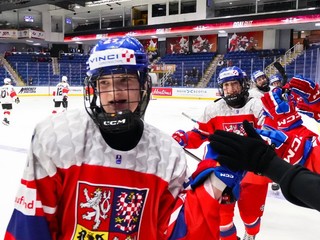 České hokejistky oslavujú gól proti Švajčiarsku.