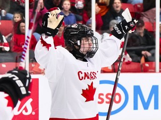 Radosť hráčky Kanady po góle v sieti Švajčiarska.