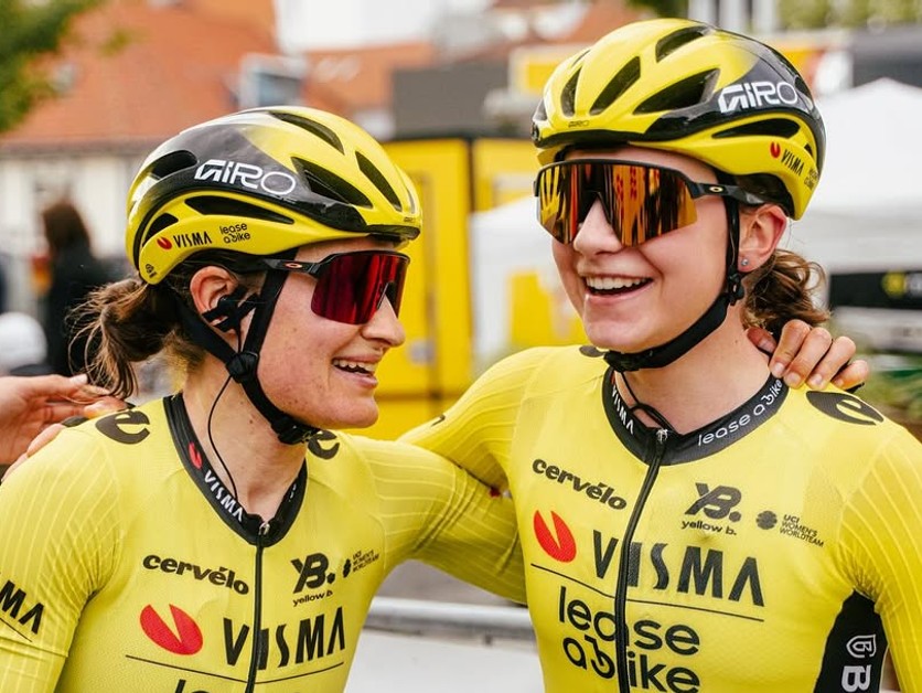 Viktória Chladoňová (vpravo) v drese tímu Visma-Lease a Bike.