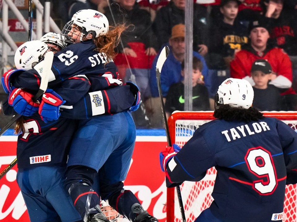 Americké hokejistky oslavujú titul.