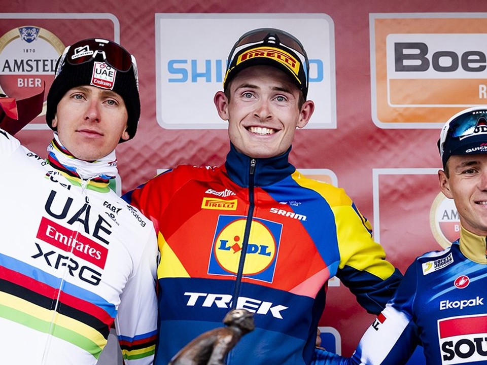 Pódium na Amstel Gold Race 2026. 