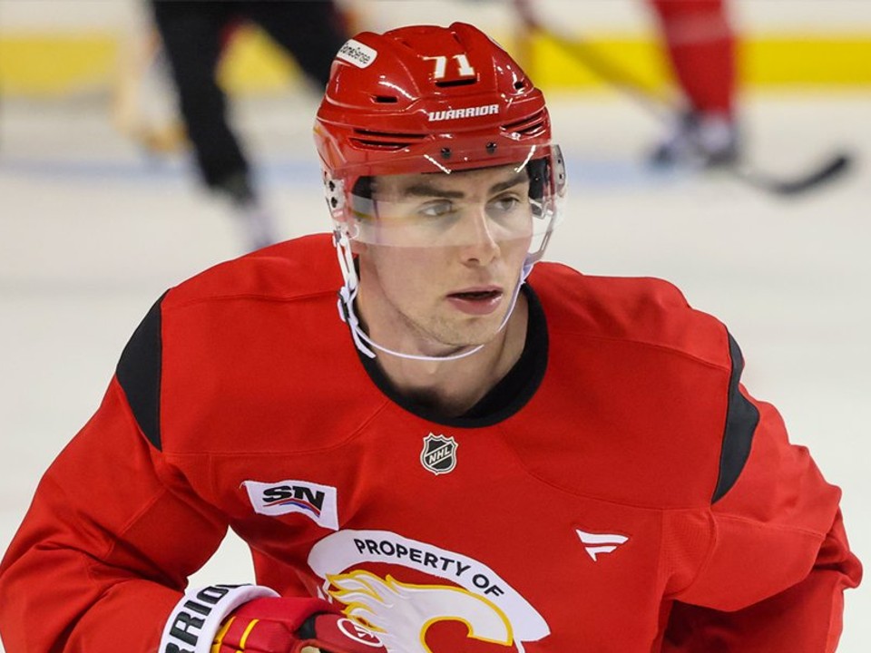 Šimon Nemec v drese Calgary Flames pred štartom sezóny 2026/27. 