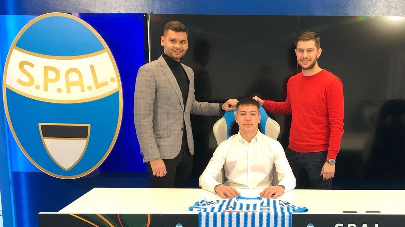 Michal Svoboda po podpise mládežníckeho kontraktu v klube SPAL.