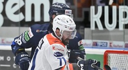 Patrik Svitana (Michalovce) v zápase s Popradom..