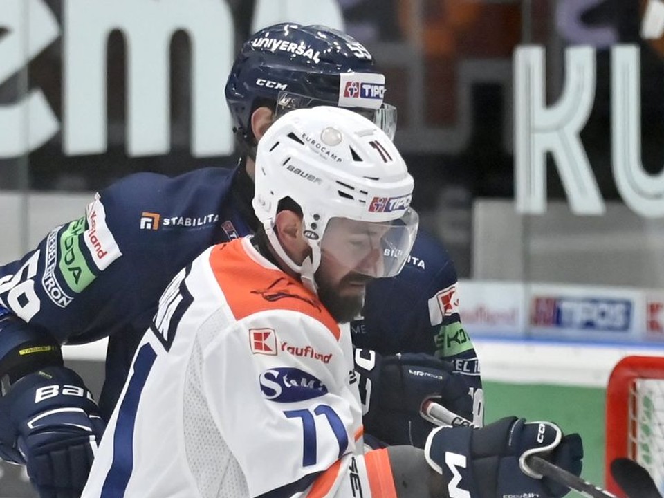 Patrik Svitana (Michalovce) v zápase s Popradom..