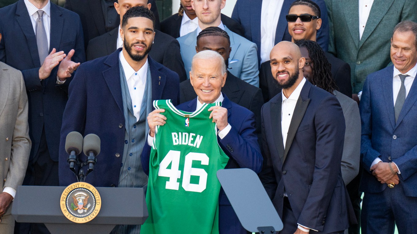 Prezident Joe Biden a hráči Boston Celtics.