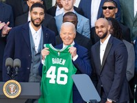 Prezident Joe Biden a hráči Boston Celtics.