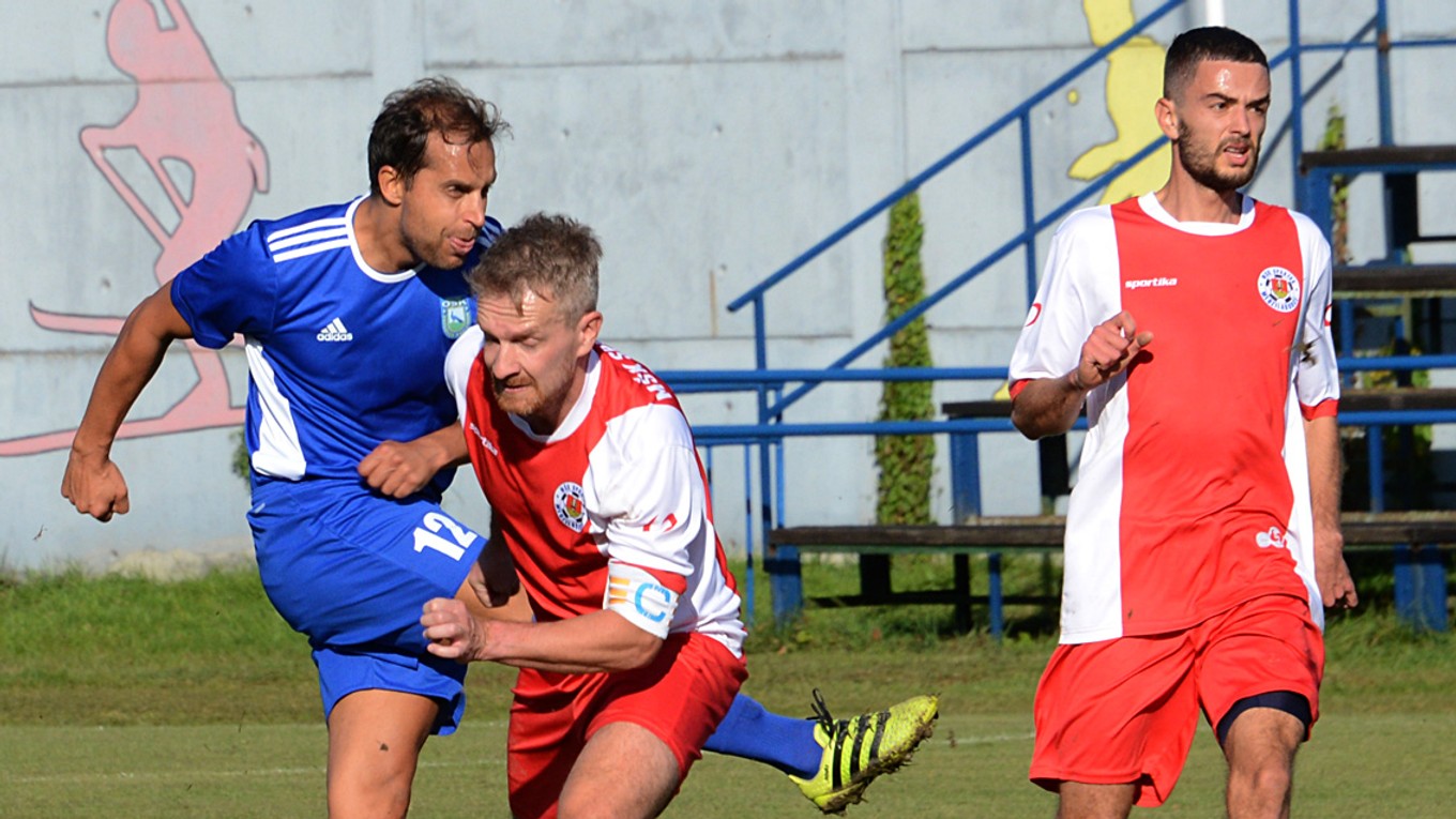 Momentka zo zápasu MŠK Spartak Medzilaborce - OŠK Pavlovce nad Uhom.