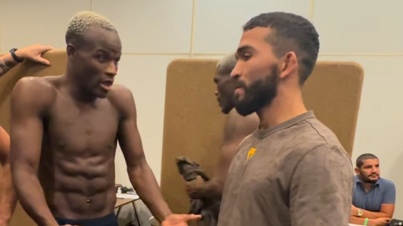 Keita s Pitbullom po vážení pred turnajom UFC v Paríži.
