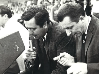 Televízni komentátori Karol Polák a Vít Holubec.