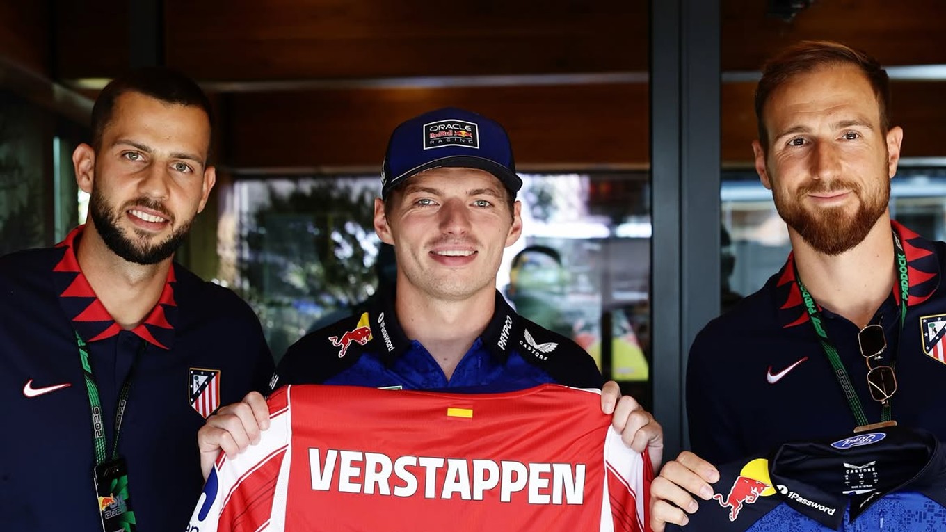 David Hancko, Max Verstappen a Jan Oblak v stajni Red Bullu.