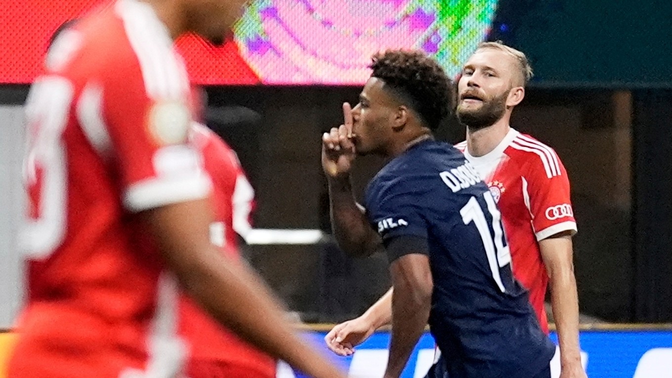 Désiré Doué oslavuje gól do siete Bayernu Mníchov.