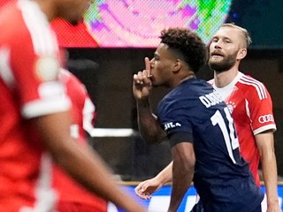 Désiré Doué oslavuje gól do siete Bayernu Mníchov.