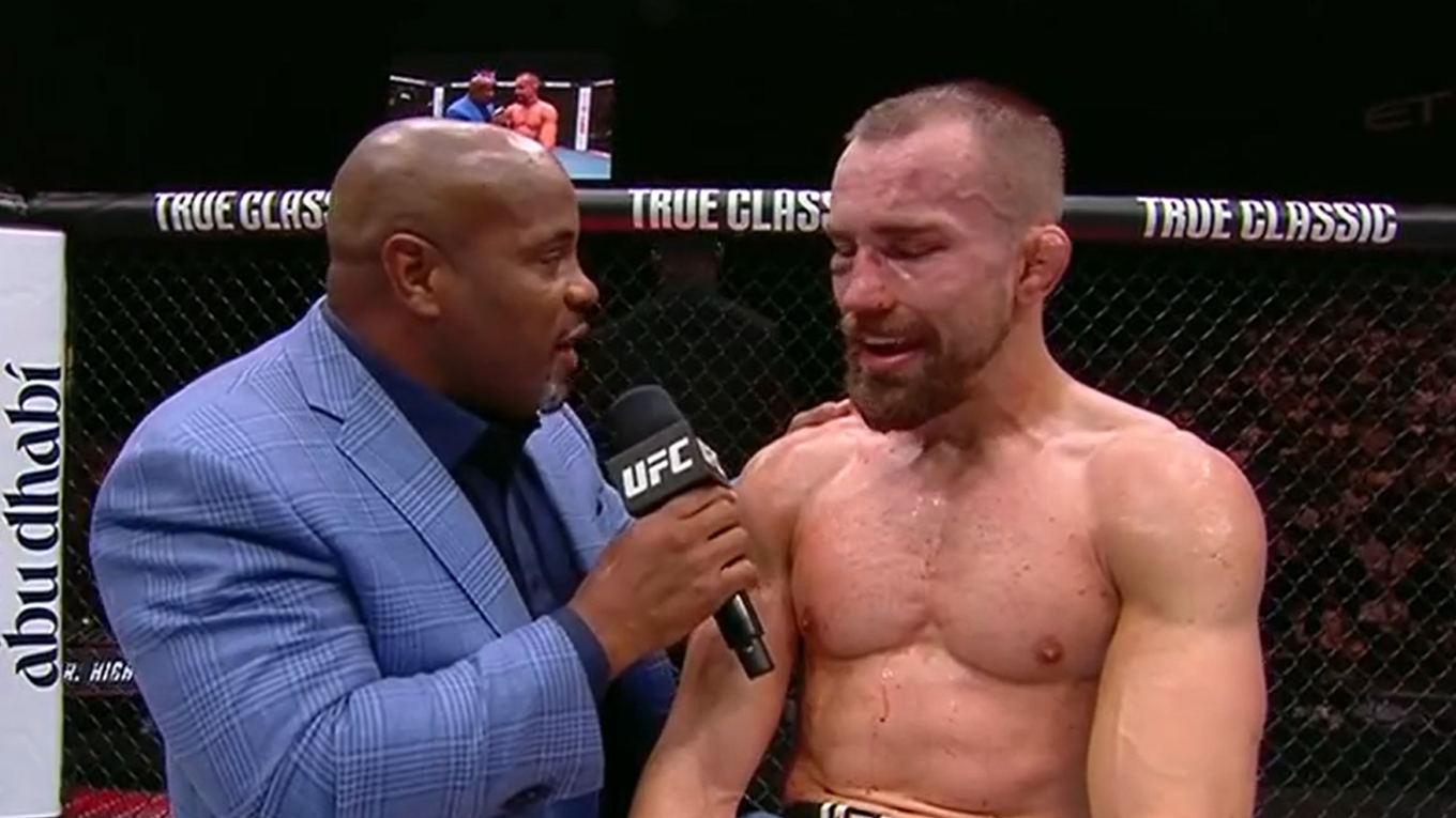 Daniel Cormier spovedá Kleina po zápase.