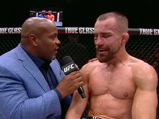 Daniel Cormier spovedá Kleina po zápase.