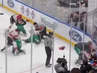 Bitka medzi policajtami a hasičmi.