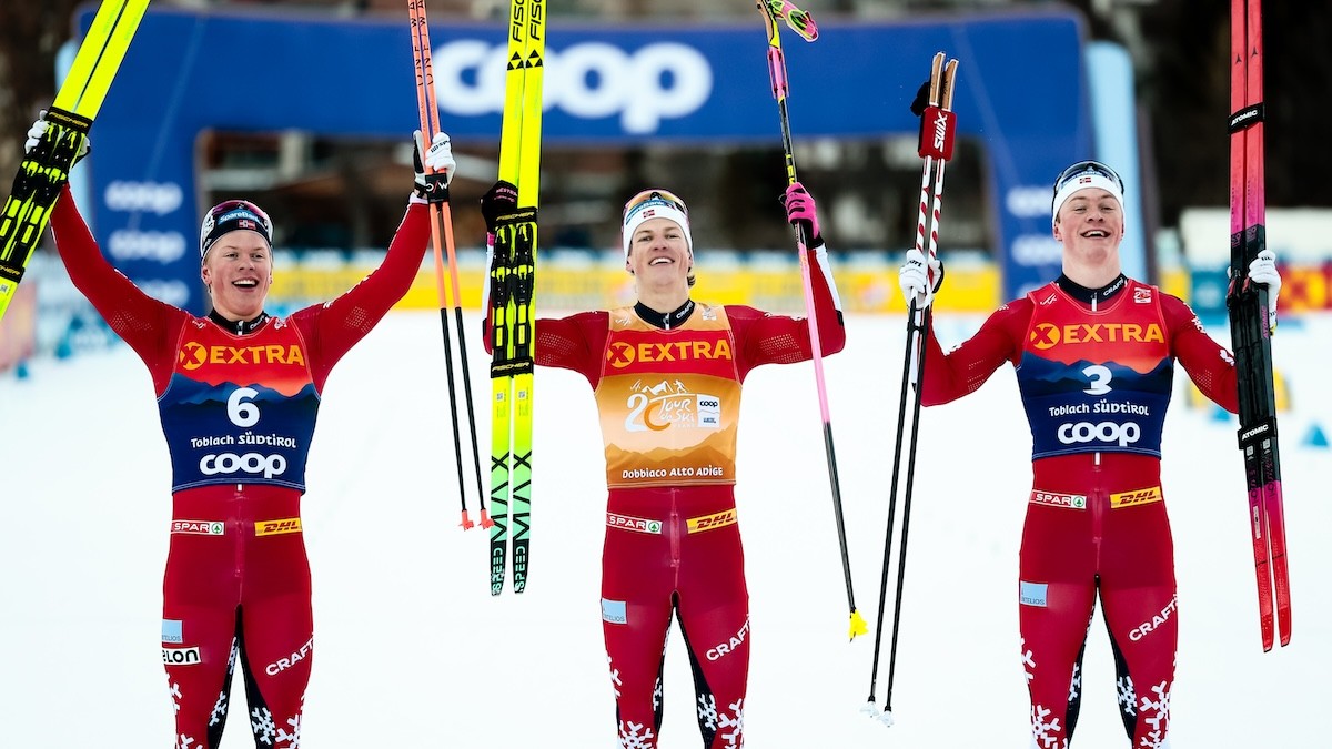 Stupeň víťazov patril Nórom. V strede Johannes Hösflot Kläbo, ktorý vyhral