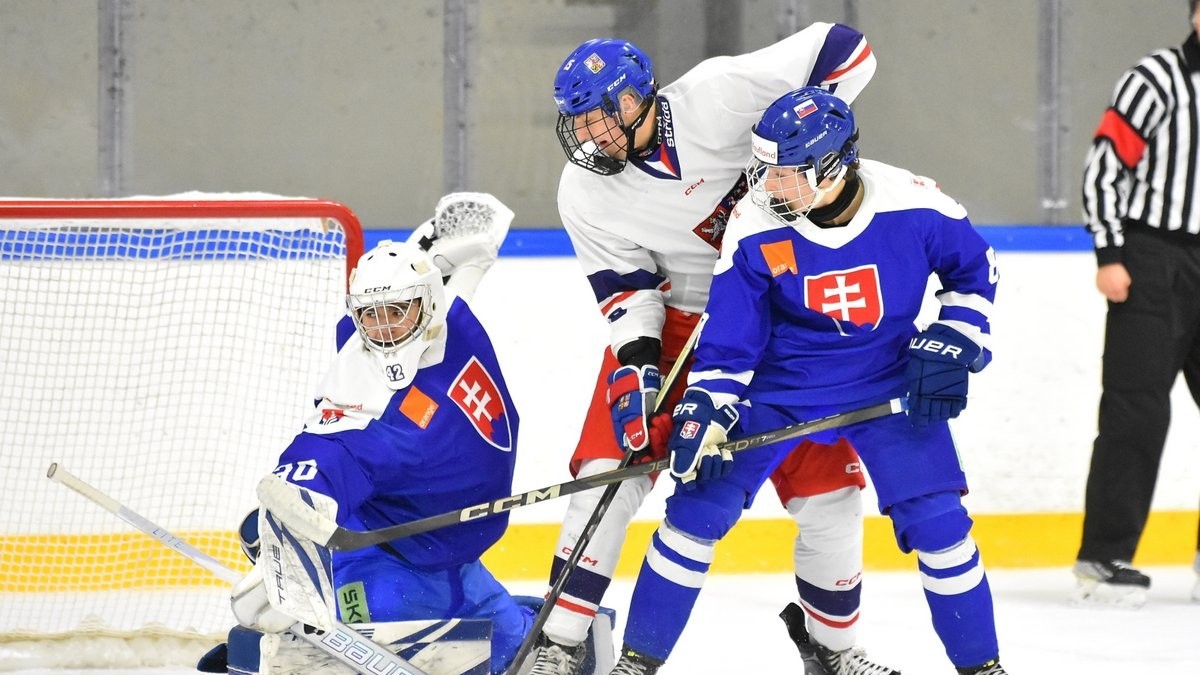 Slovenská hokejová reprezentácia do 17 rokov v zápase s Českom.