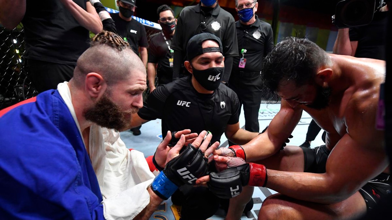 Jiří Procházka a Dominick Reyes po skončení vzájomného duelu.