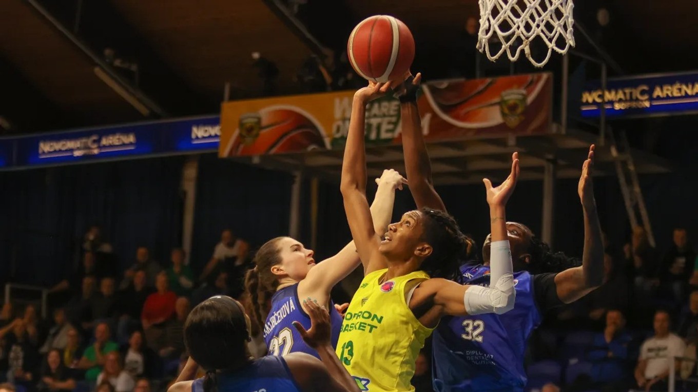 Fotka zo zápasu Šopron Basket - Piešťanské Čajky.