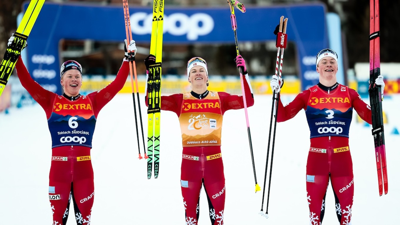 Stupeň víťazov patril Nórom. V strede Johannes Hösflot Kläbo, ktorý vyhral