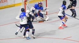Momentka zo zápasu Slovensko - USA na MS v hokejbale do 18 rokov. 