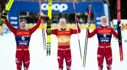 Stupeň víťazov patril Nórom. V strede Johannes Hösflot Kläbo, ktorý vyhral