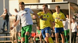 Treťoligovému šlágru Nové Zámky – Myjava chýbalo iba gólové korenie. V súboji o loptu domáci Mário Baláž (v bielom) a Erik Pecha.