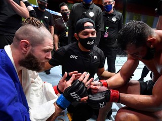 Jiří Procházka a Dominick Reyes po skončení vzájomného duelu.