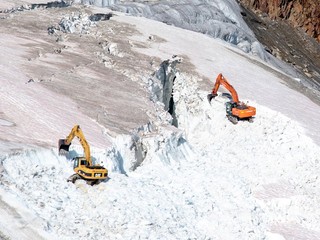 Bagre na ľadovci Theodul pod horou Matterhorn. 