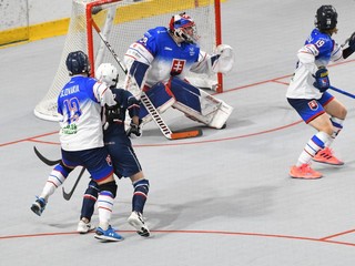 Momentka zo zápasu Slovensko - USA na MS v hokejbale do 18 rokov. 