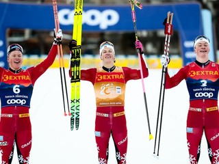 Stupeň víťazov patril Nórom. V strede Johannes Hösflot Kläbo, ktorý vyhral