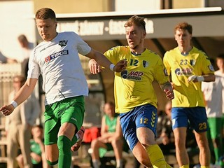 Treťoligovému šlágru Nové Zámky – Myjava chýbalo iba gólové korenie. V súboji o loptu domáci Mário Baláž (v bielom) a Erik Pecha.