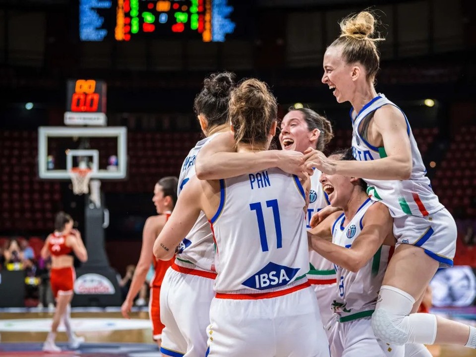 Basketbalistky Talianska oslavujú víťazstvo.