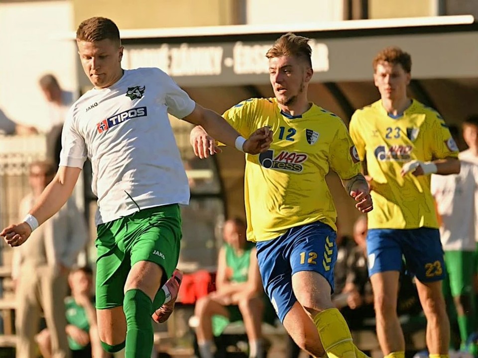 Treťoligovému šlágru Nové Zámky – Myjava chýbalo iba gólové korenie. V súboji o loptu domáci Mário Baláž (v bielom) a Erik Pecha.