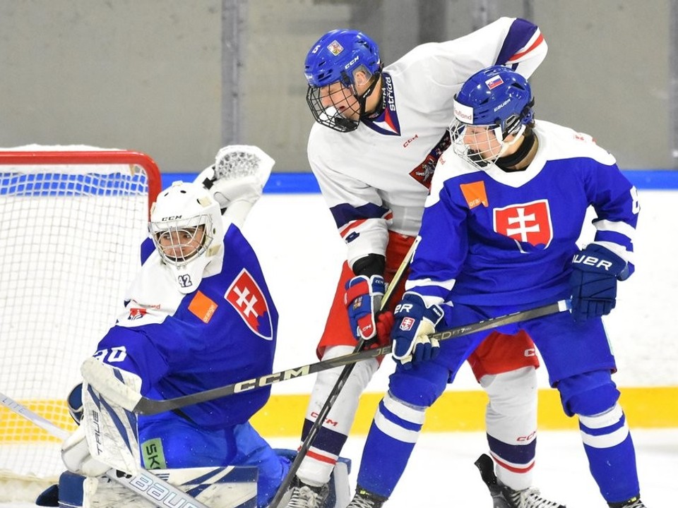 Slovenská hokejová reprezentácia do 17 rokov v zápase s Českom.
