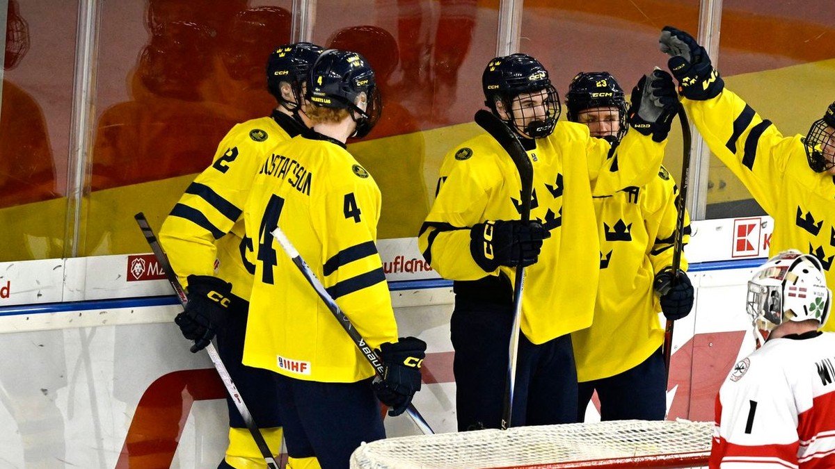 Hokejisti Švédska oslavujú gól na MS U18 2026.