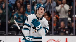 Macklin Celebrini v drese San Jose.