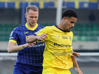 Ondrej Duda (vľavo) a Simon Sohm v zápase Serie A Hellas Verona - Parma Calcio.