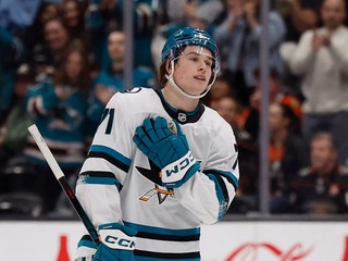 Macklin Celebrini v drese San Jose.