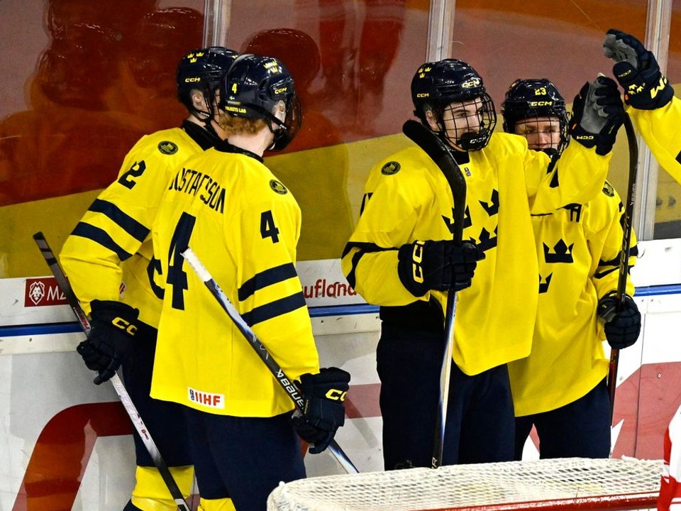 Hokejisti Švédska oslavujú gól na MS U18 2026.