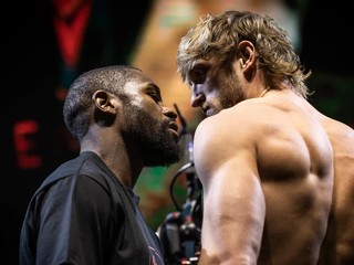 Floyd Mayweather a Logan Paul na vážení.