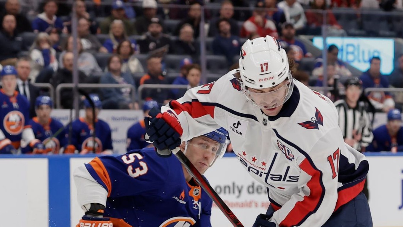 Center Washingtonu Capitals Dylan Strome v súboji s Hudsonom Faschingom z New York Islanders.
