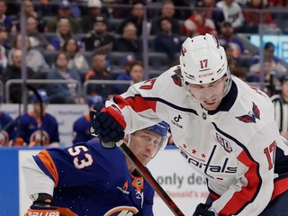 Center Washingtonu Capitals Dylan Strome v súboji s Hudsonom Faschingom z New York Islanders.