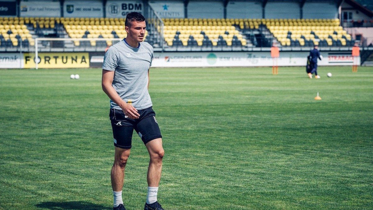 Bol blízko k štartu v najvyššej lige, teraz žiari v nižšej. Skúsený obranca chce byť prínosom aj v kabíne